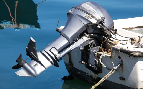 båt-drev Båtdrev på en båt på vannet